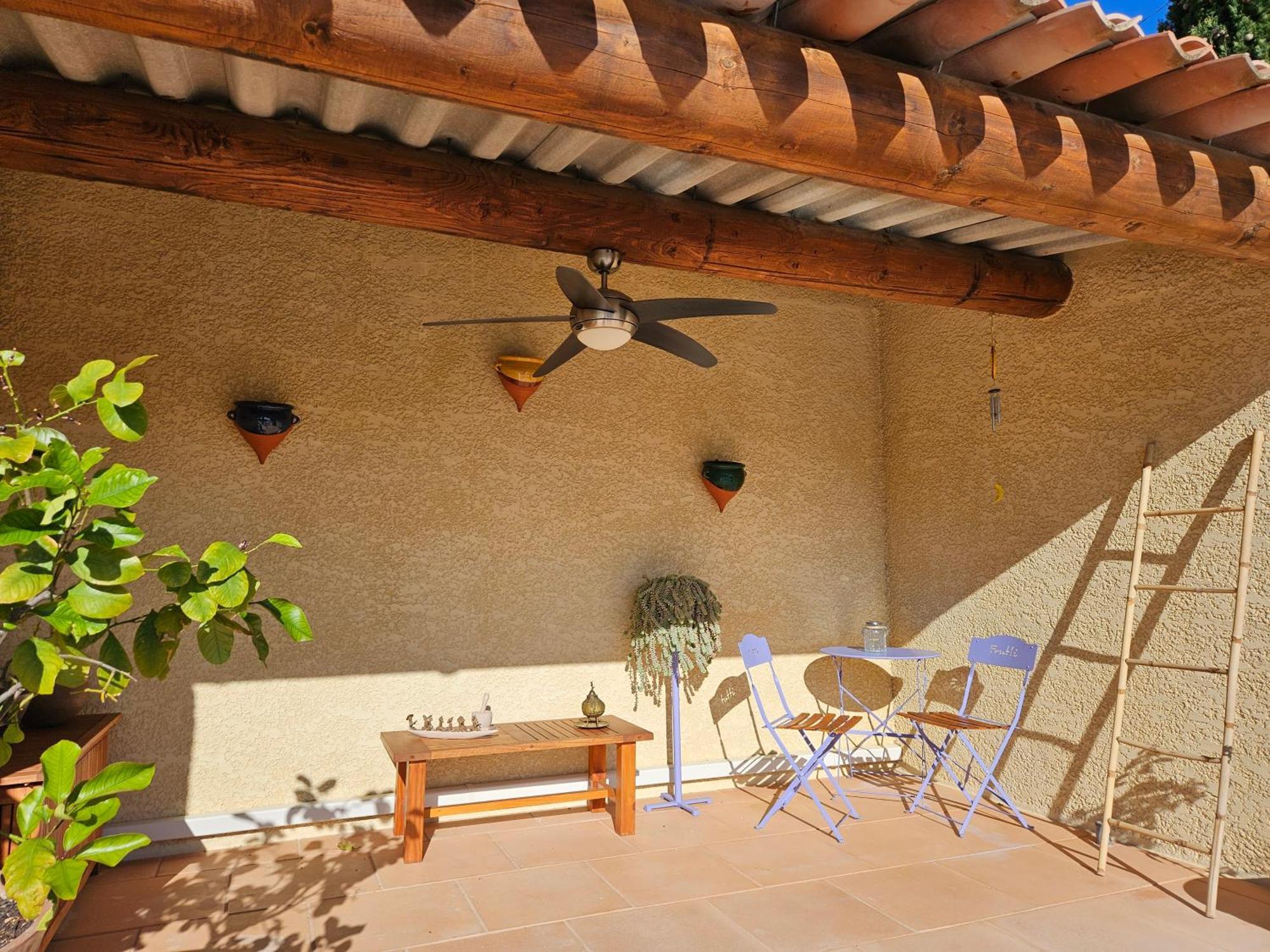 Au Pied Du Massif Des Costes Villa Pelissanne Bagian luar foto